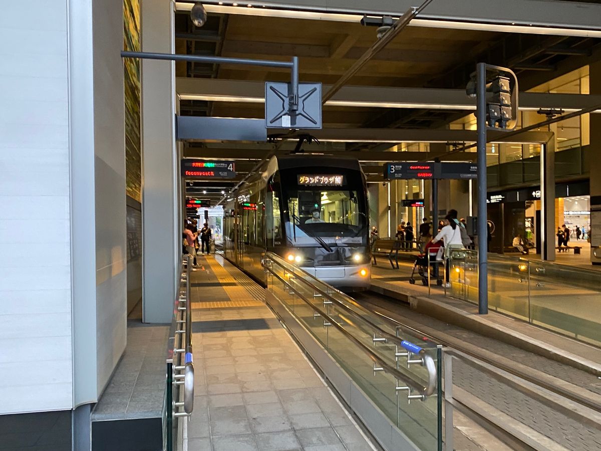 富山駅！
思ったより都会だった！
路面電車もある！