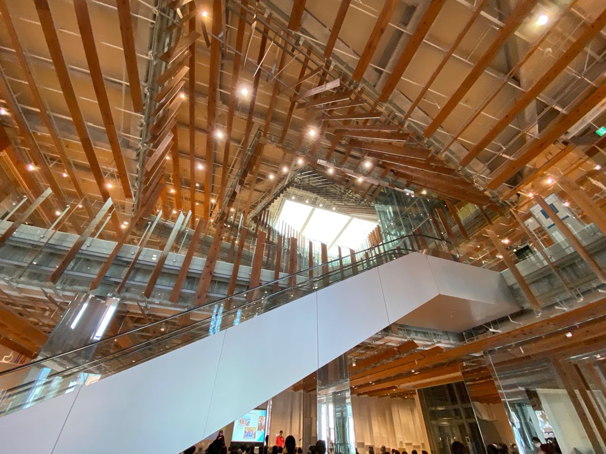 富山市ガラス美術館！

綺麗な建物！