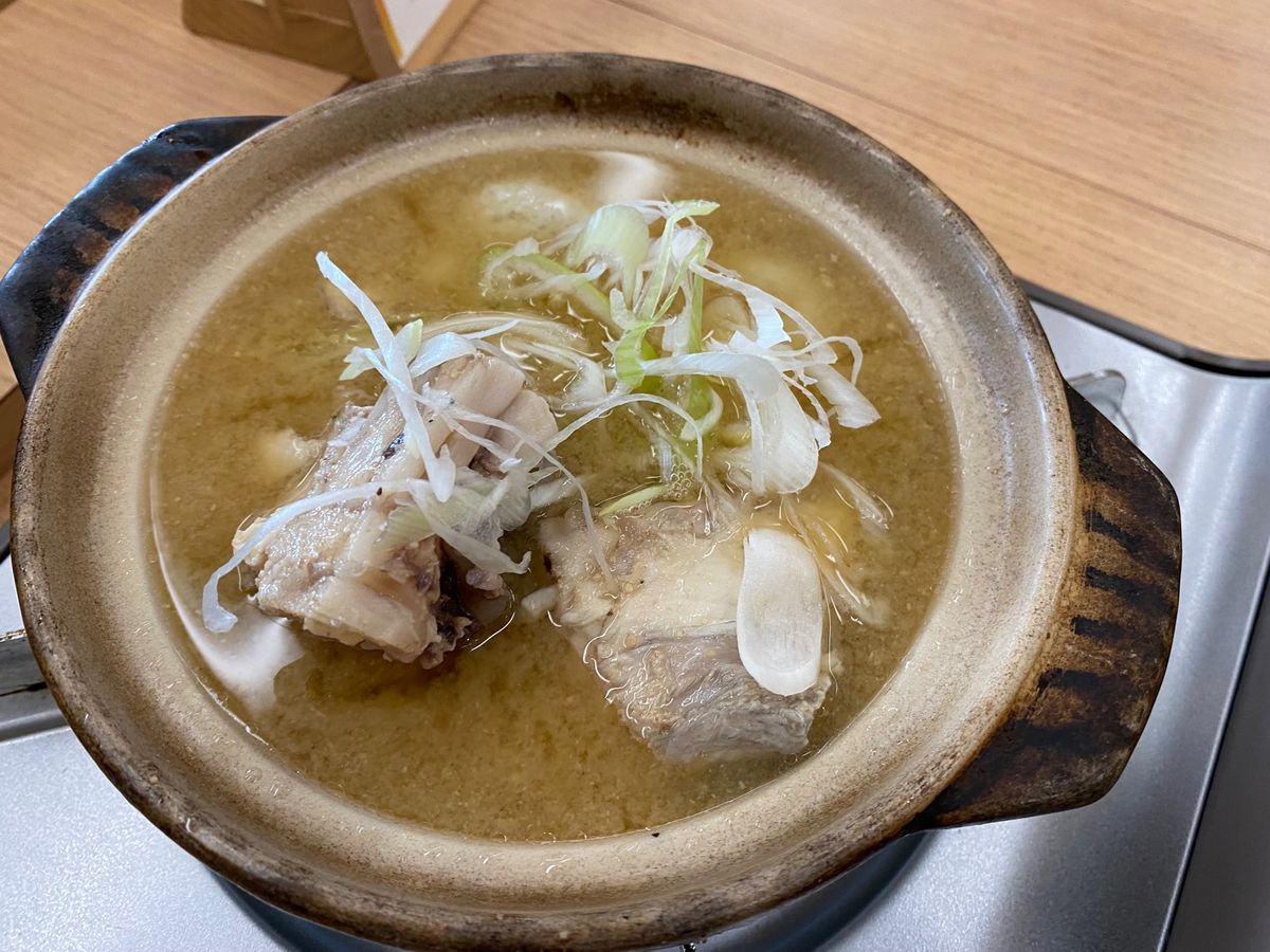 氷見の魚市場食堂で食べた海鮮丼、白エビコロッケ！
最高の朝ご飯！