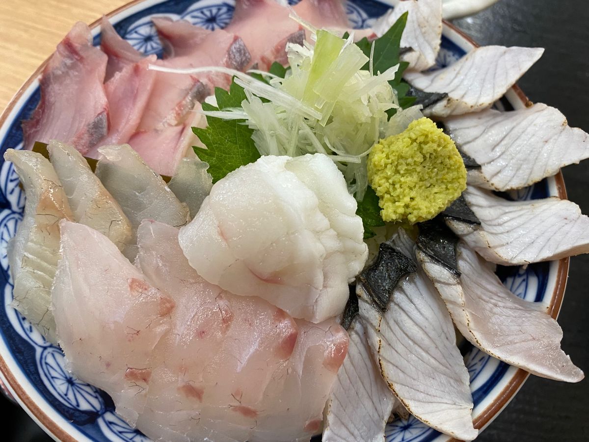 氷見の魚市場食堂で食べた海鮮丼、白エビコロッケ！
最高の朝ご飯！