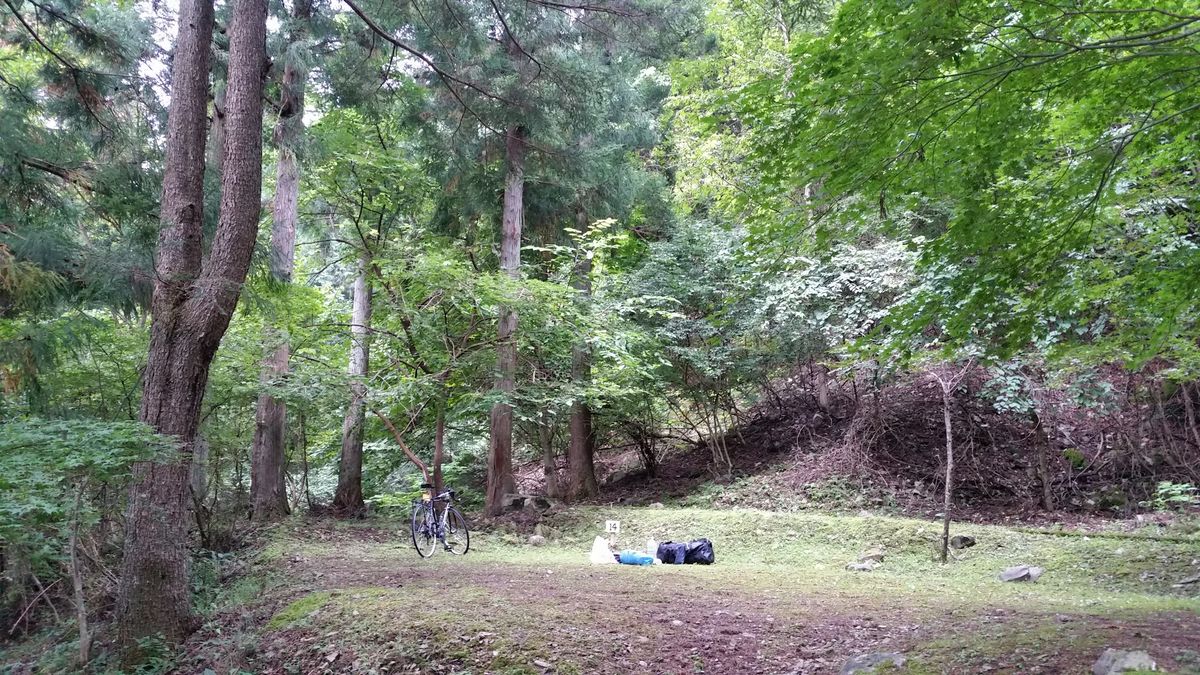 泊まる場所も決めずに適当に山に入って走り続けて辿り着いたキャンプ場はフリー...