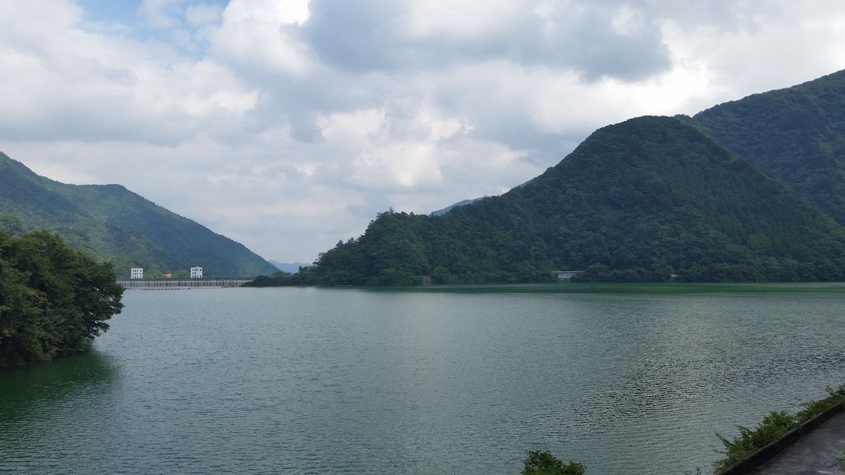 泊まる場所も決めずに適当に山に入って走り続けて辿り着いたキャンプ場はフリー...