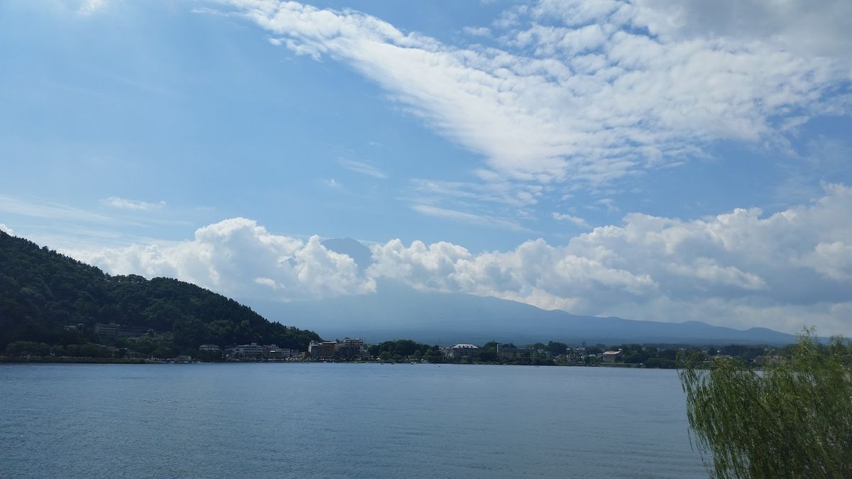 2日目、目が覚めてテントから這い出したら見事な晴れで、富士山が見事に見えた...