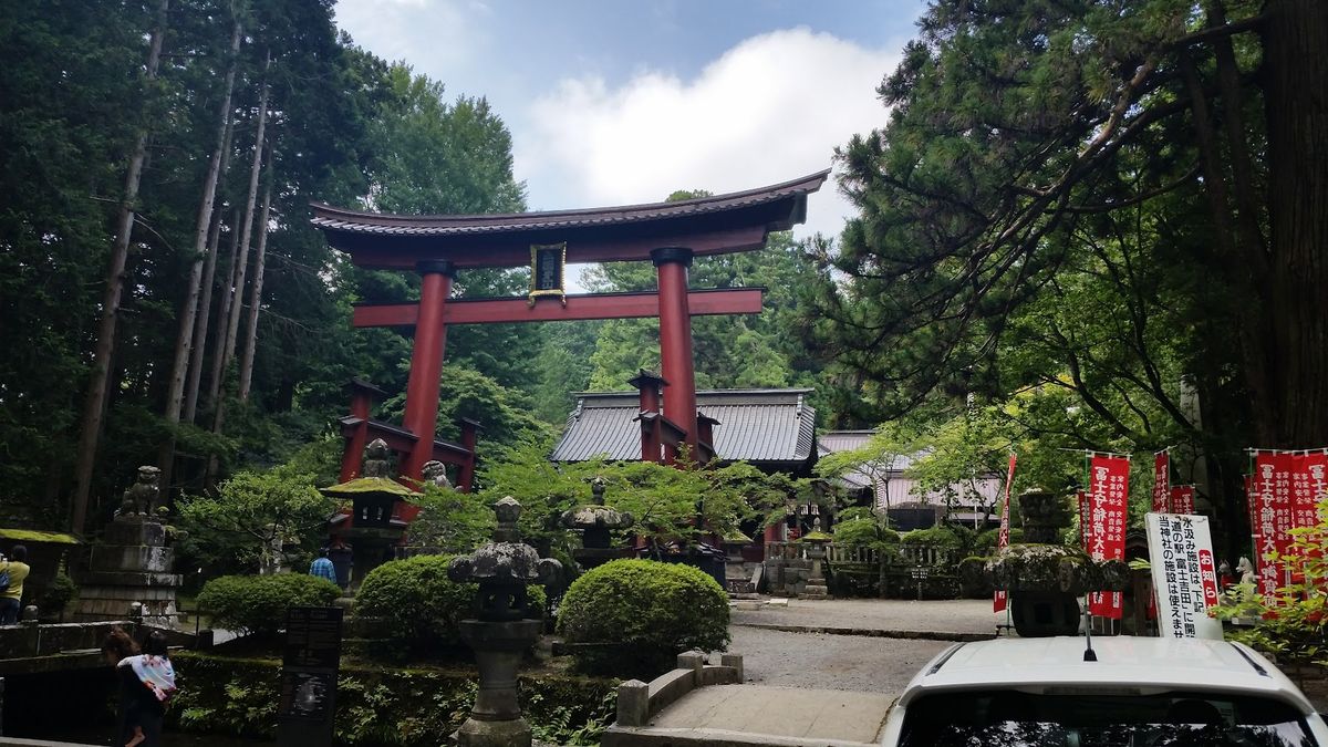 2日目、目が覚めてテントから這い出したら見事な晴れで、富士山が見事に見えた...