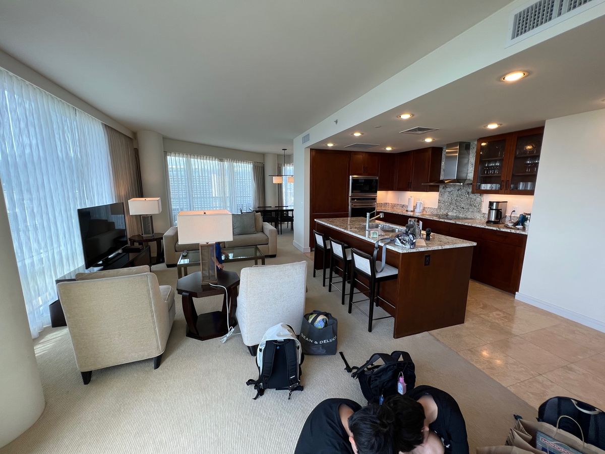 トランプホテルワイキキに到着！
部屋は1ベッドルーム＋デンだったんだけど、...