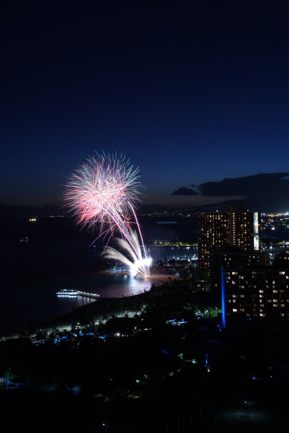 今年の6月位から復活したらしいヒルトンハワイアンビレッジの週末花火

わず...