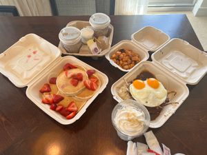 朝食はUber eatsでエッグスンシングス！

トランプの近くにあるので...