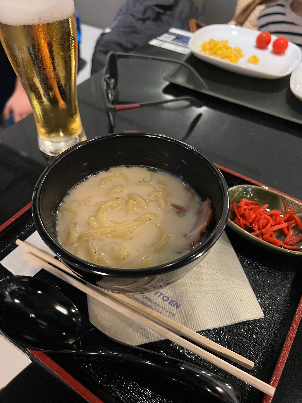 ANAラウンジで夜ご飯

ここでたらふく食べて後は寝るだけ！