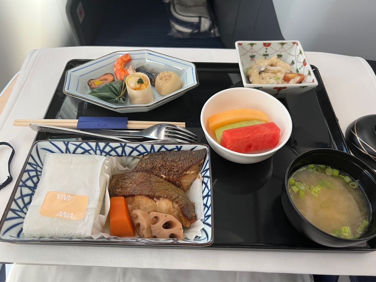 帰りの飛行機は絶対に寝ては行けないフライトなので機内食もしっかり食べます。...