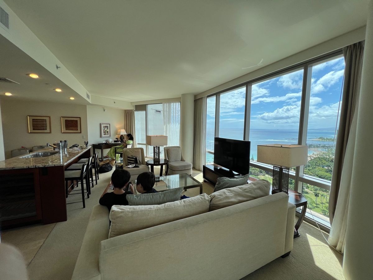 トランプホテルワイキキに到着！
部屋は1ベッドルーム＋デンだったんだけど、...
