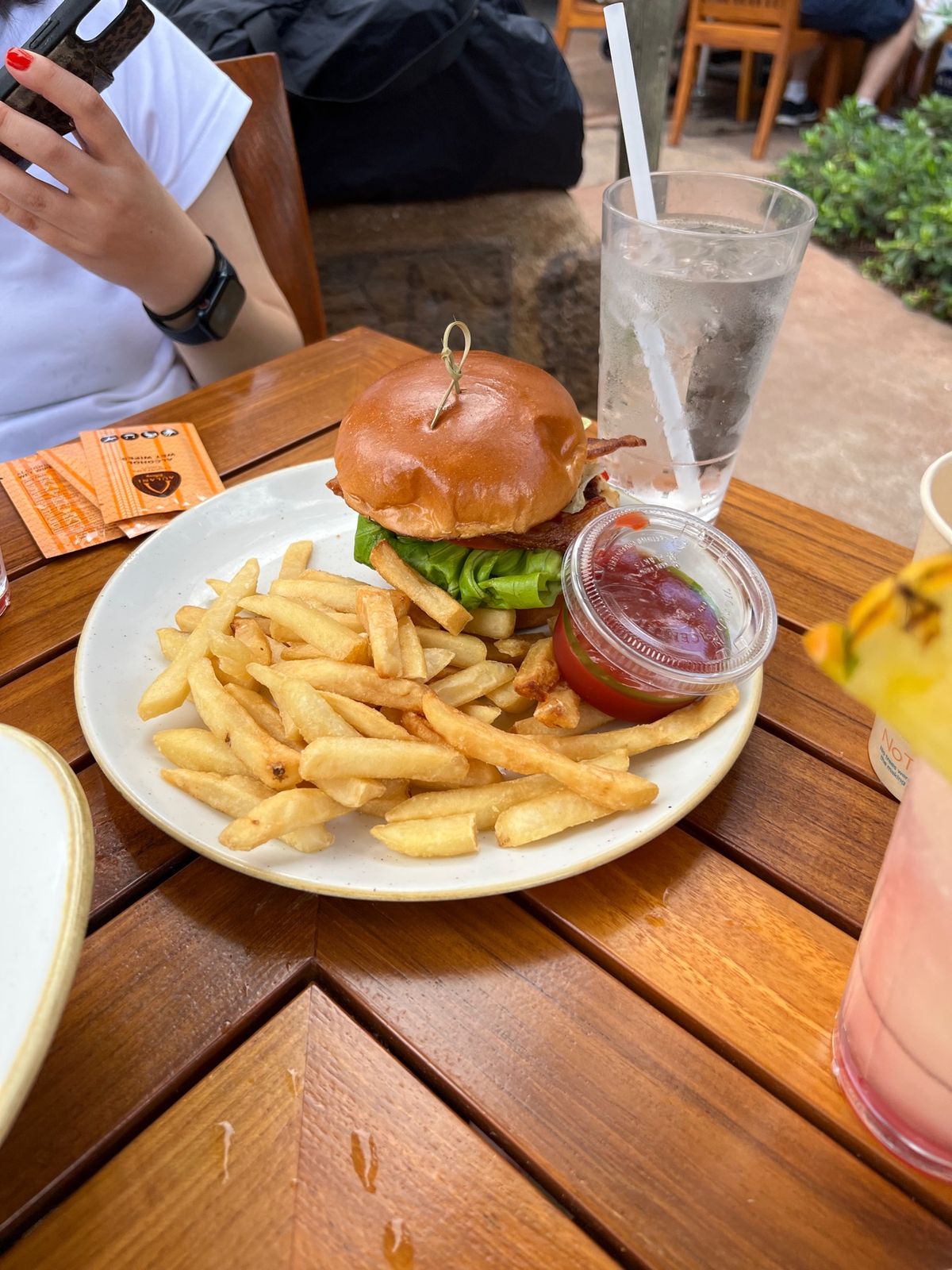 チェックインまで時間あるのでプールバーでお昼
off the Hook
ア...