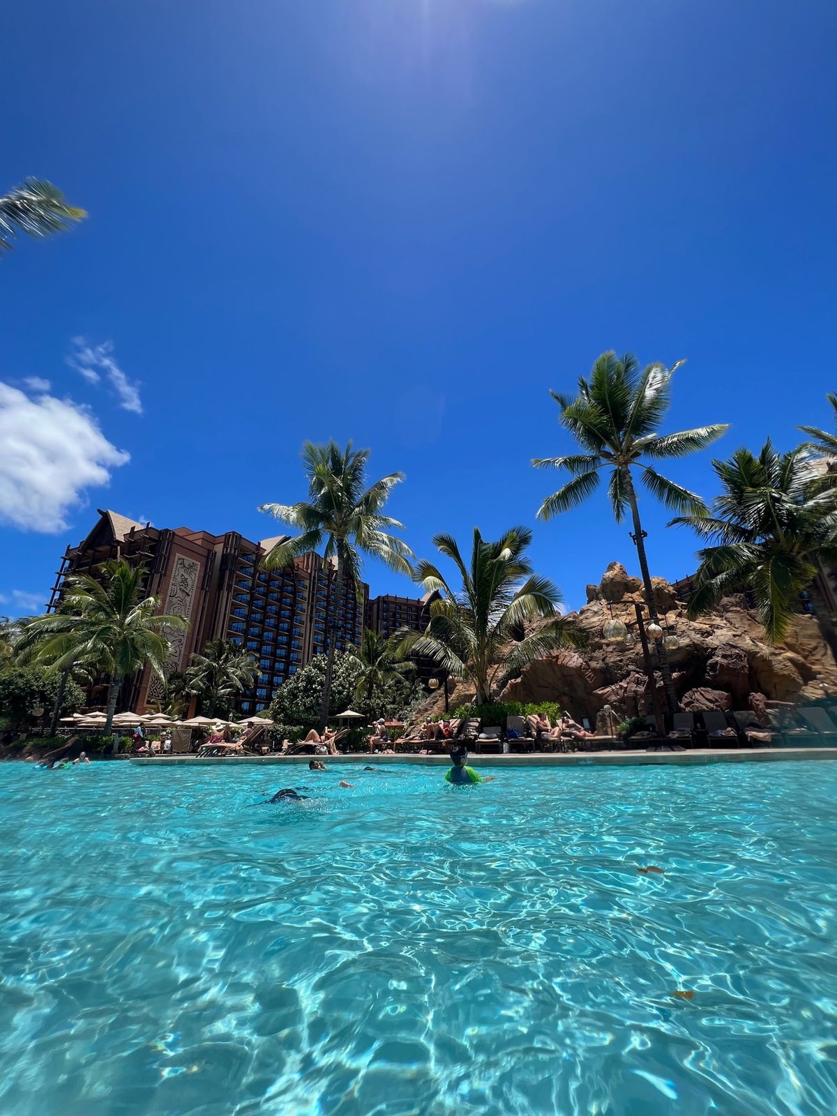 日本人、というよりアジア人が全くいない。

プールはコロナ前と同じく混み混み！