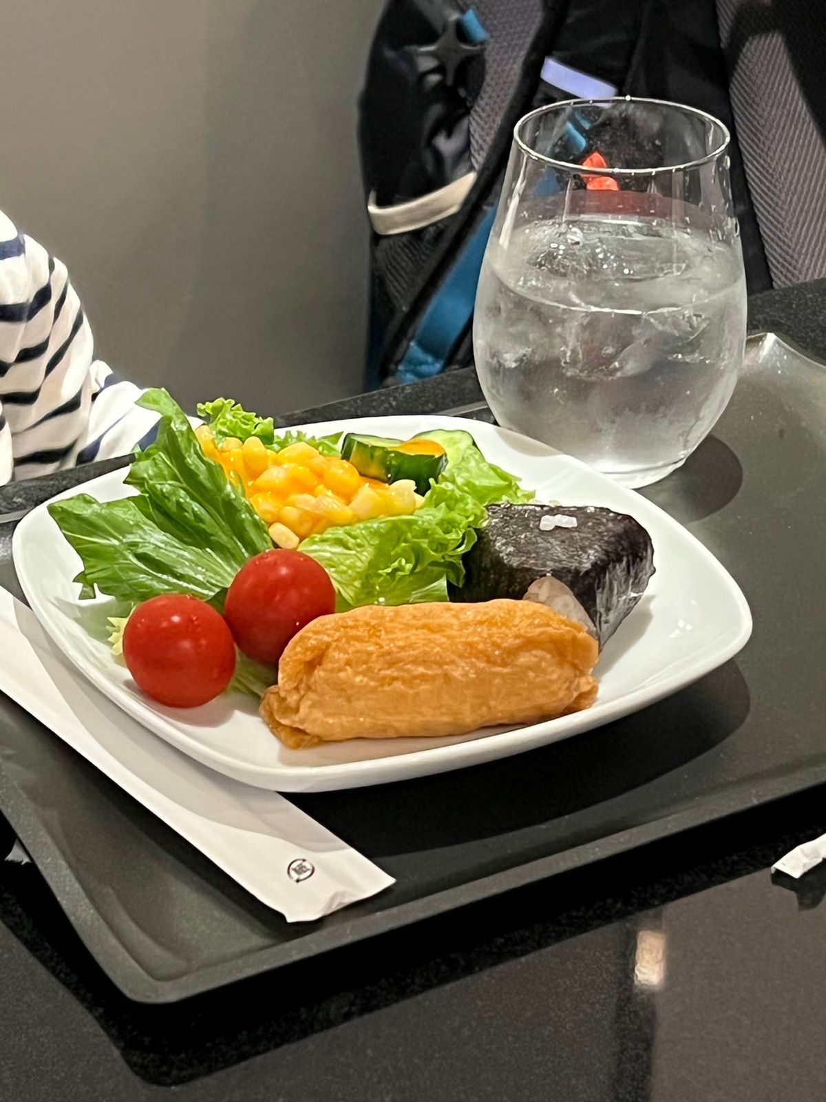 ANAラウンジで夜ご飯

ここでたらふく食べて後は寝るだけ！