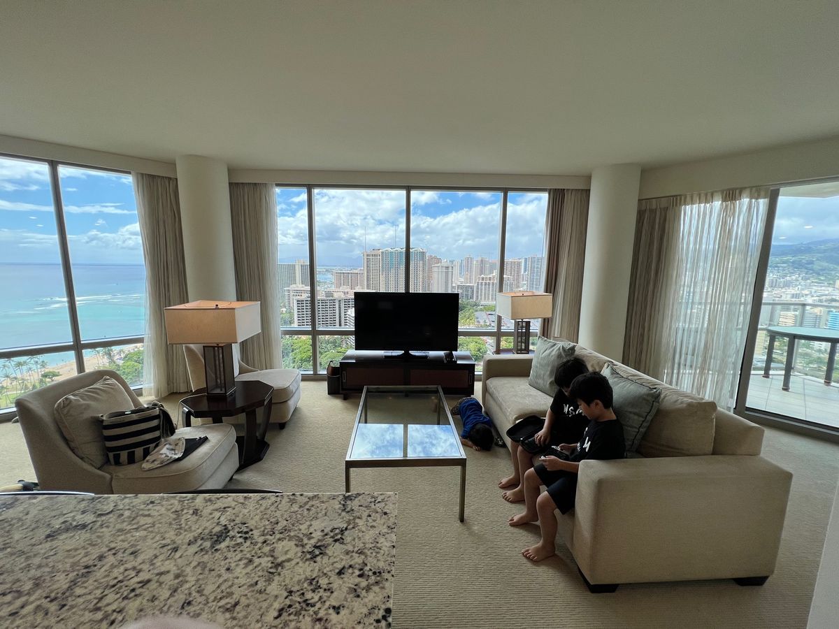 トランプホテルワイキキに到着！
部屋は1ベッドルーム＋デンだったんだけど、...