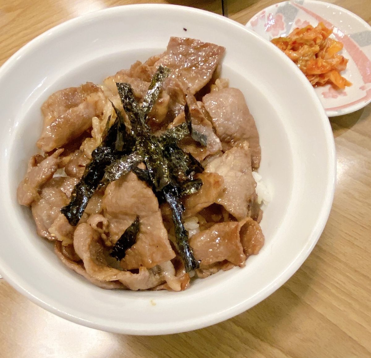 見過ごしてしまいそうな外観

近江牛の焼肉丼が
1300円で食べれます（๑...