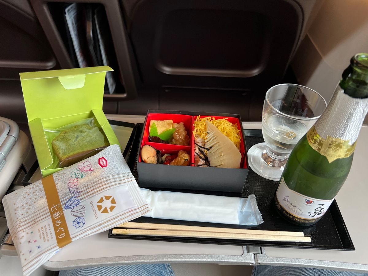 帰りのグランクラスはなんと軽食とか飲み物が出ました。確かに金額が3000円...