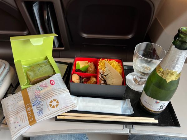 日本・宮城県「仙台へ」の写真：帰りのグランクラスはなんと軽食とか飲み物...