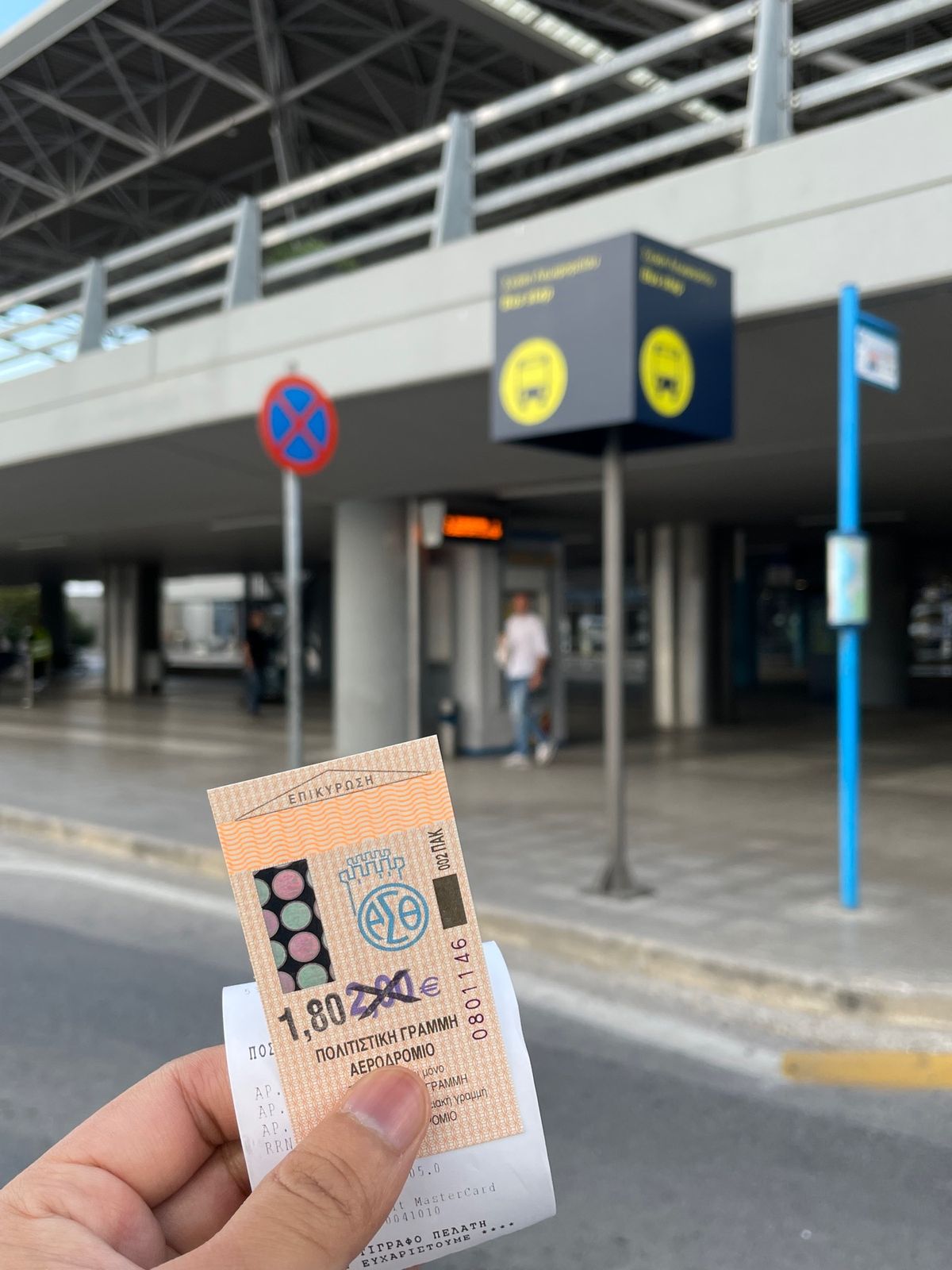 テッサロニキ空港から市街まではバスで簡単に移動できました。
値段は€1.8。