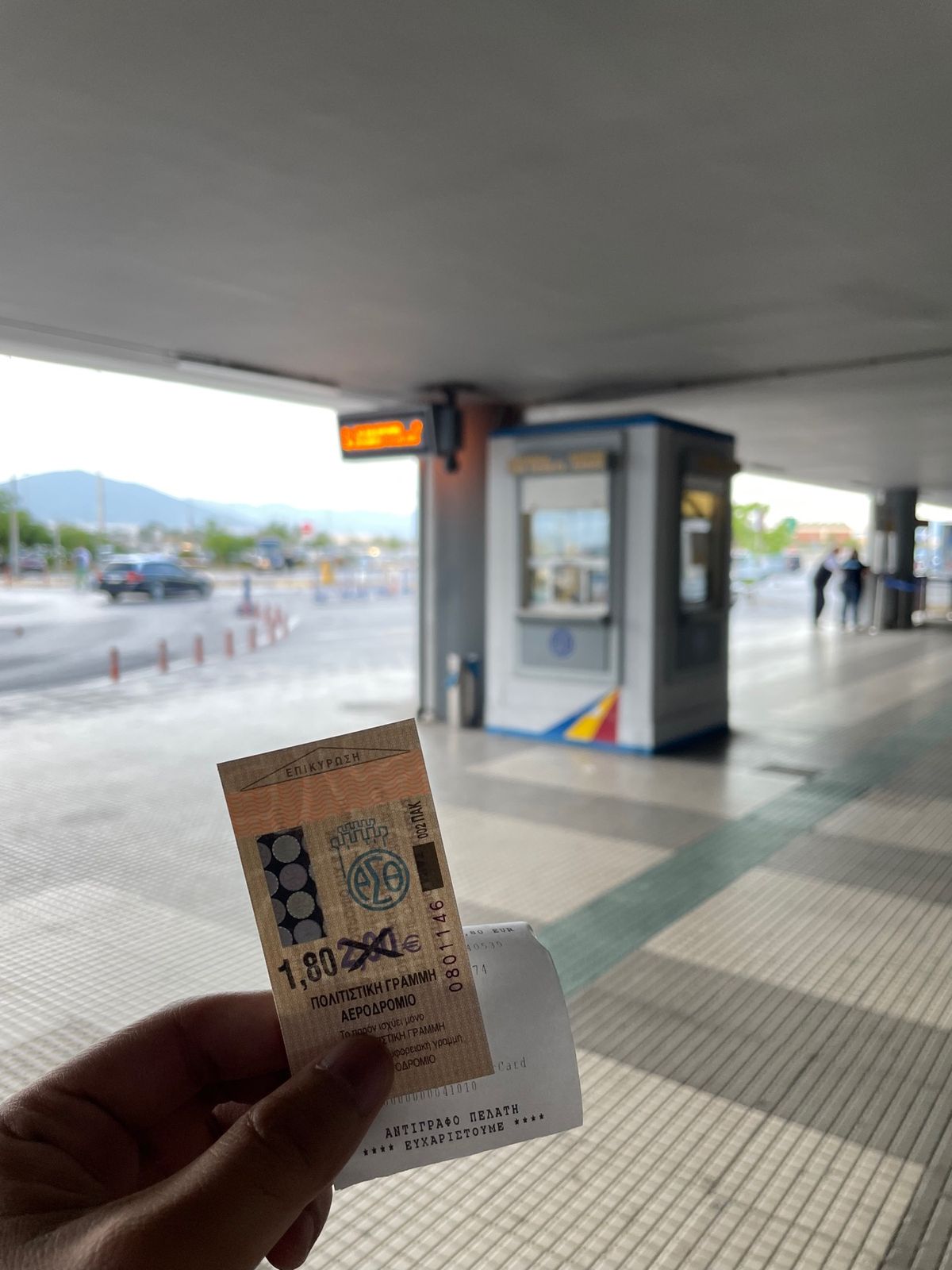 テッサロニキ空港から市街まではバスで簡単に移動できました。
値段は€1.8。