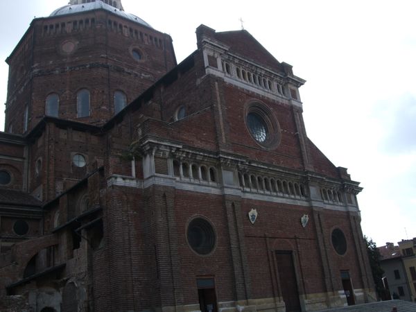 イタリア・パヴィア「パヴィア」の写真：パヴィアの大聖堂
有名なパヴィアの修道院...