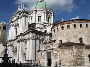 ロンバルディア州第二の都市ブレーシャ
城塞　ローマ遺跡　政庁　大聖堂
観光...