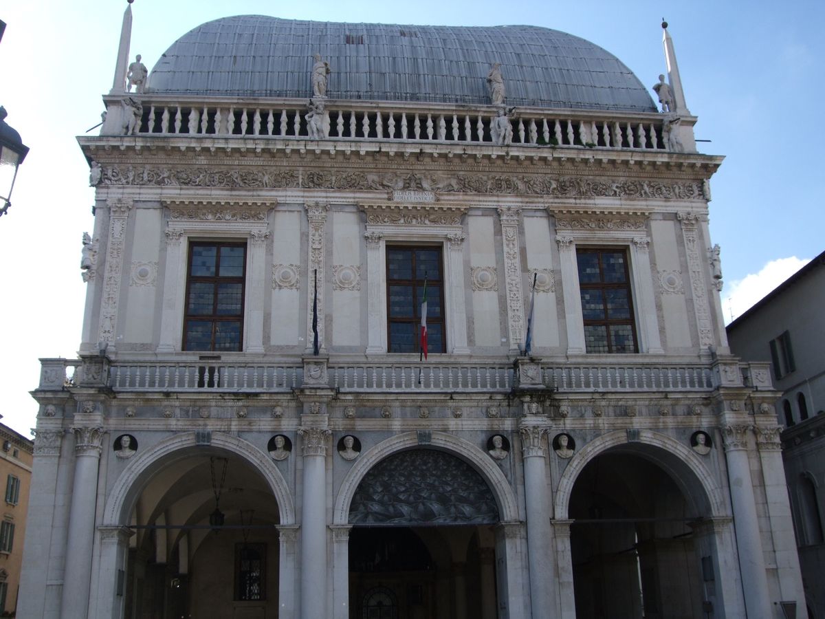 ロンバルディア州第二の都市ブレーシャ
城塞　ローマ遺跡　政庁　大聖堂
観光...