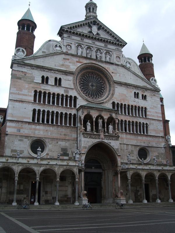 イタリア・クレモナ「クレモナ」の写真：クレモナ　豪華な大聖堂の昼と夜
政庁前広...