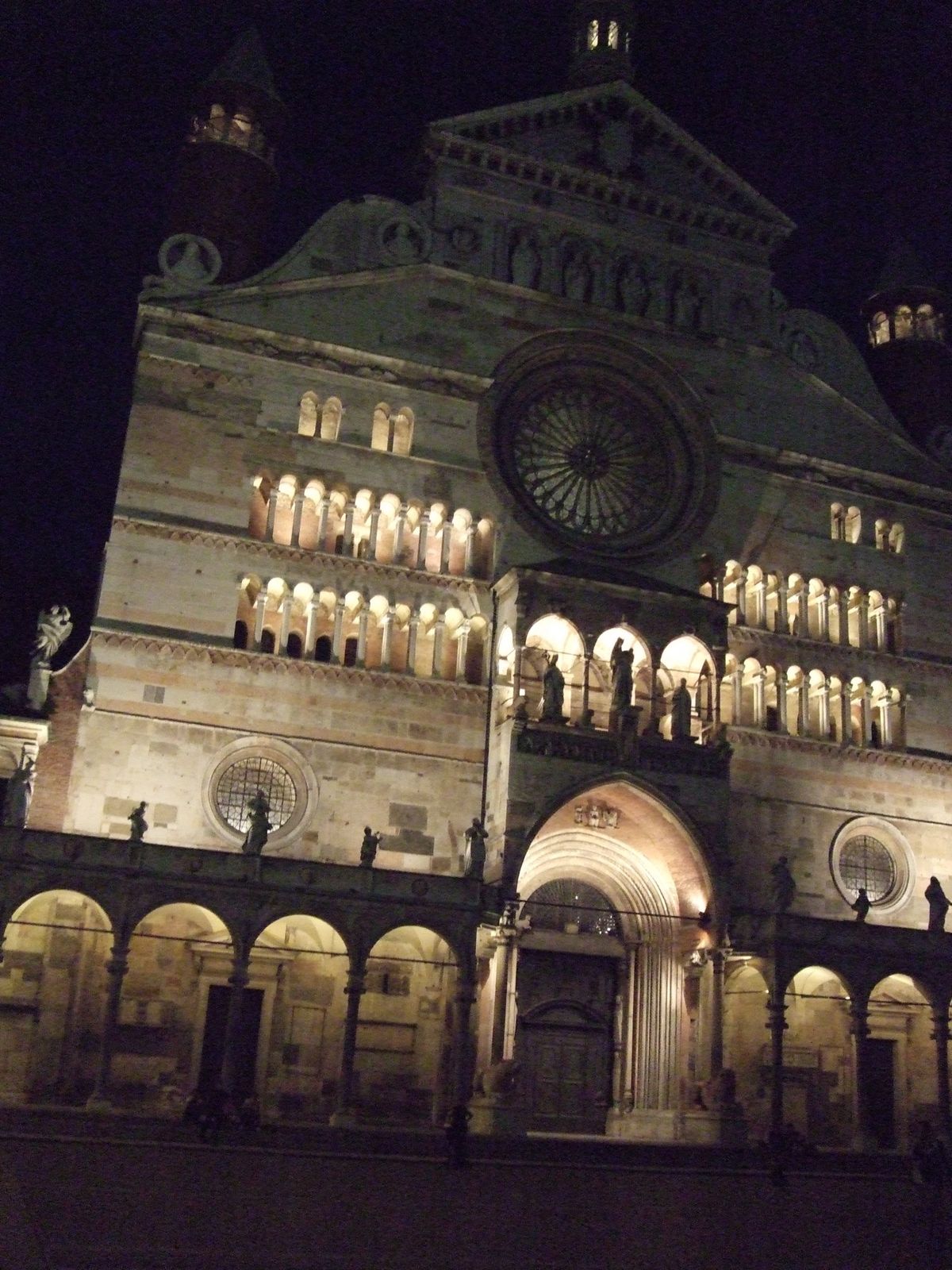 クレモナ　豪華な大聖堂の昼と夜
政庁前広場
ヴァイオリンの街なので博物館に行こう