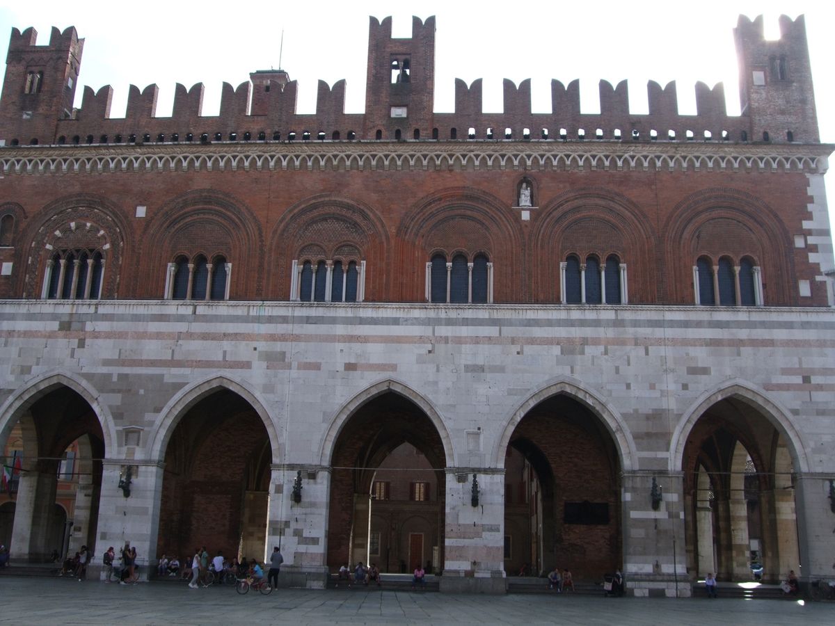 クレモナ　豪華な大聖堂の昼と夜
政庁前広場
ヴァイオリンの街なので博物館に行こう