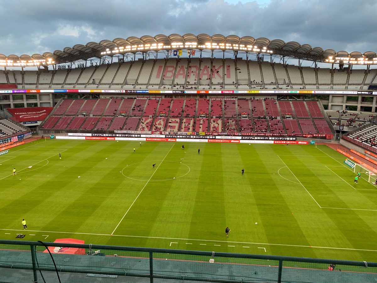 日中は日差しが強かったけどサッカーはナイトゲームだったから半袖Tシャツでは...