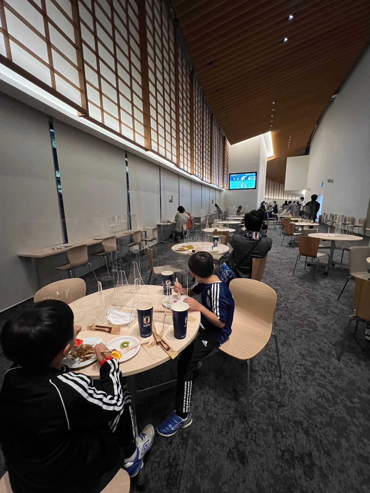ラウンジ付きシートだと、ラウンジで飲める飲み物はそのまま席に持って行けます...