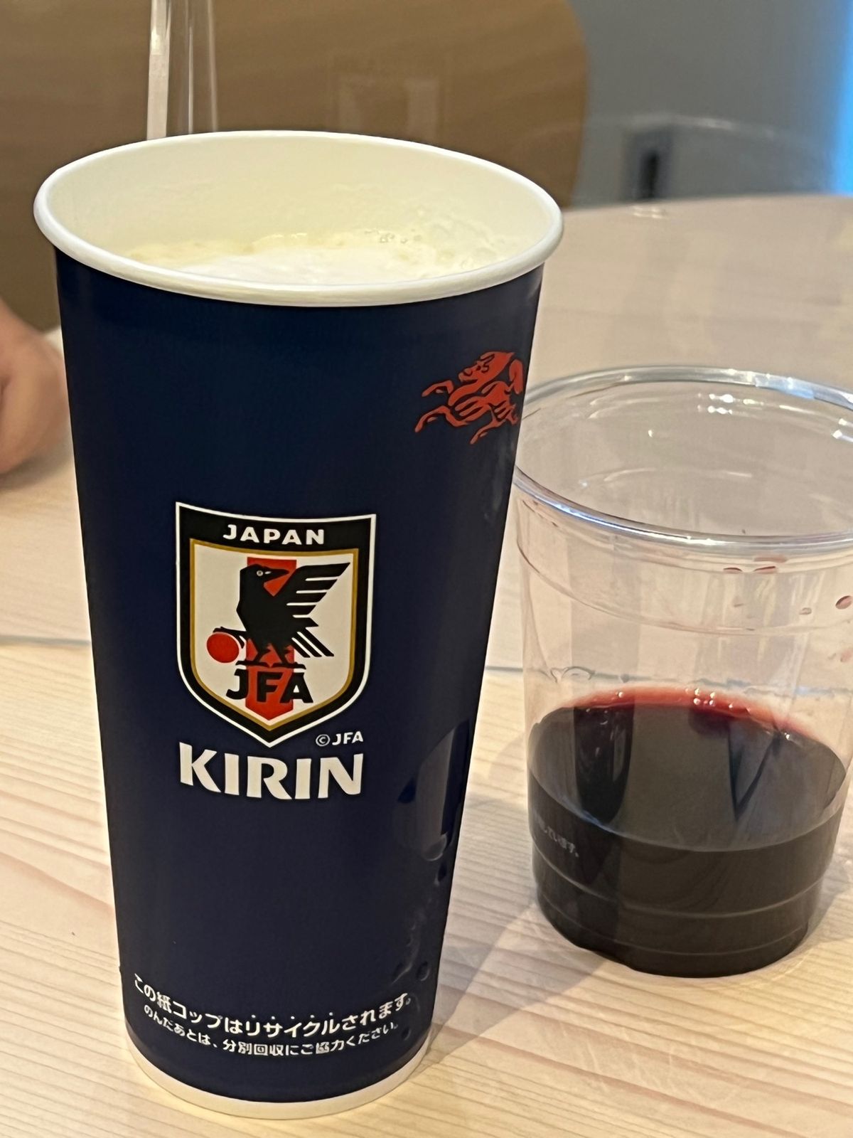 ラウンジ付きシートだと、ラウンジで飲める飲み物はそのまま席に持って行けます...
