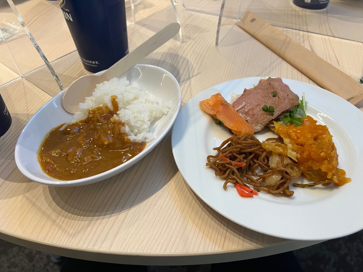 イベントは結局やってなかったので国立競技場を一周してラウンジへもどる。

...