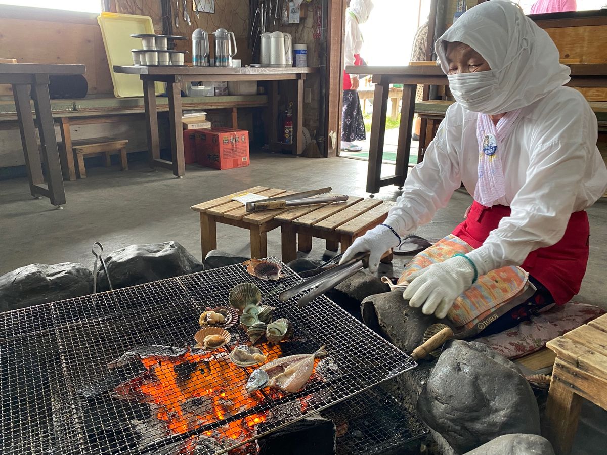 お昼は海女小屋はちまんかまど あさり浜で炭焼きシーフード‼︎海女さんがおも...