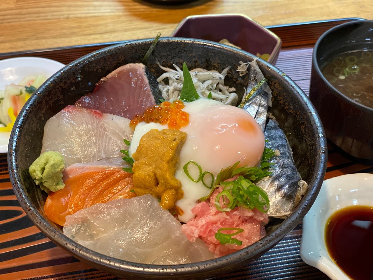 夕食は“寿司かっぽうはま崎”で海鮮丼。
横山展望台から志摩湾を展望し、ちょ...