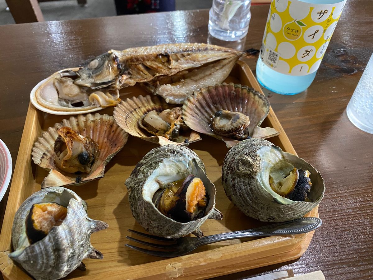 お昼は海女小屋はちまんかまど あさり浜で炭焼きシーフード‼︎海女さんがおも...