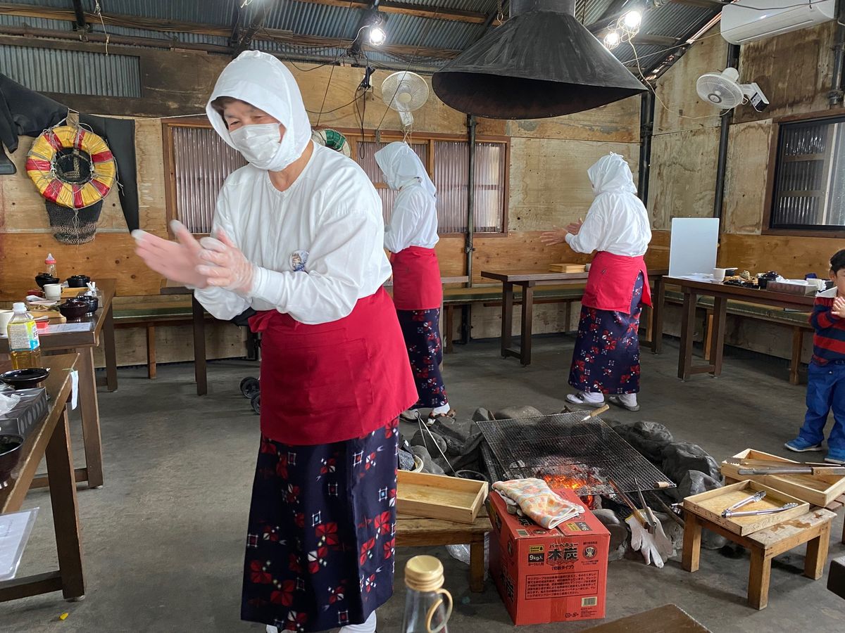 お昼は海女小屋はちまんかまど あさり浜で炭焼きシーフード‼︎海女さんがおも...