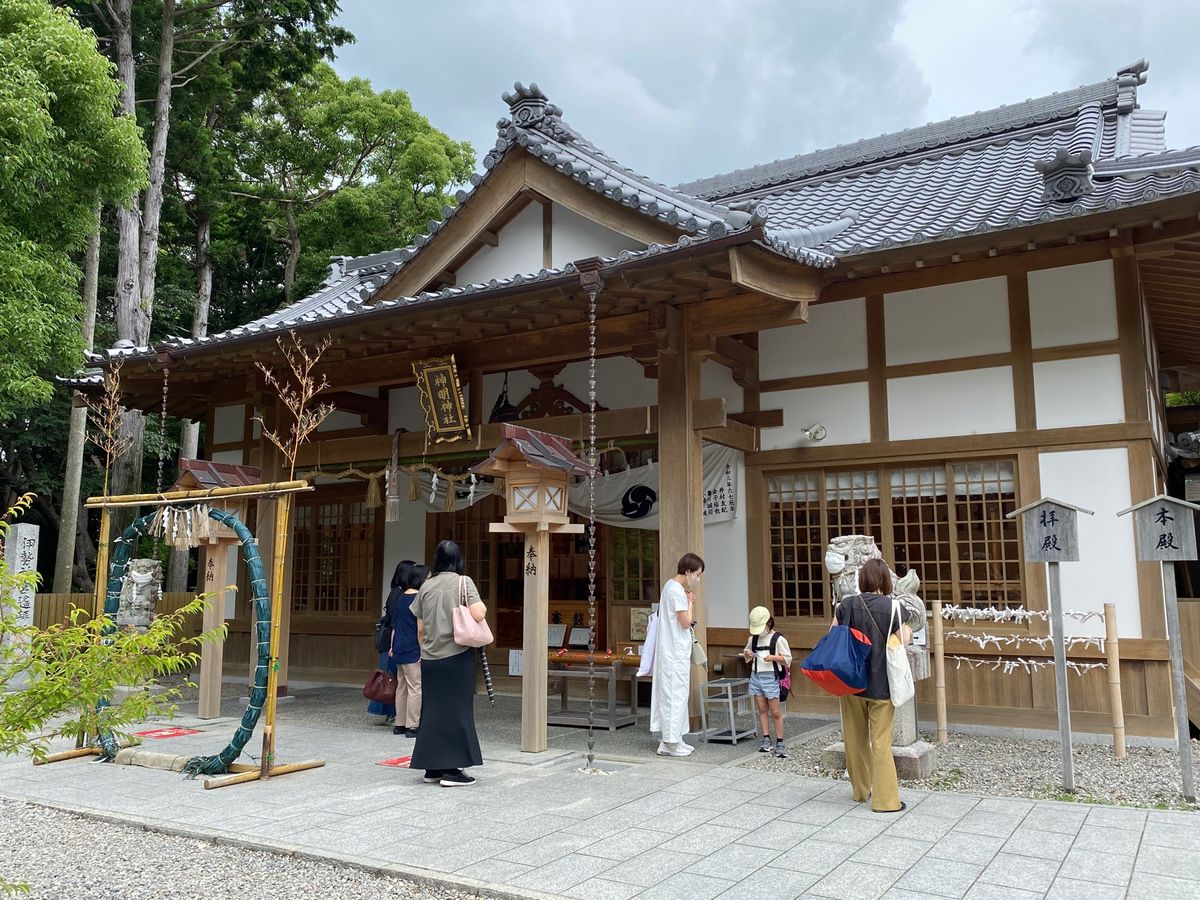 石神さんと呼ばれる神明神社へ。
女性の願いを一度は叶えてくれる神社らしい。...
