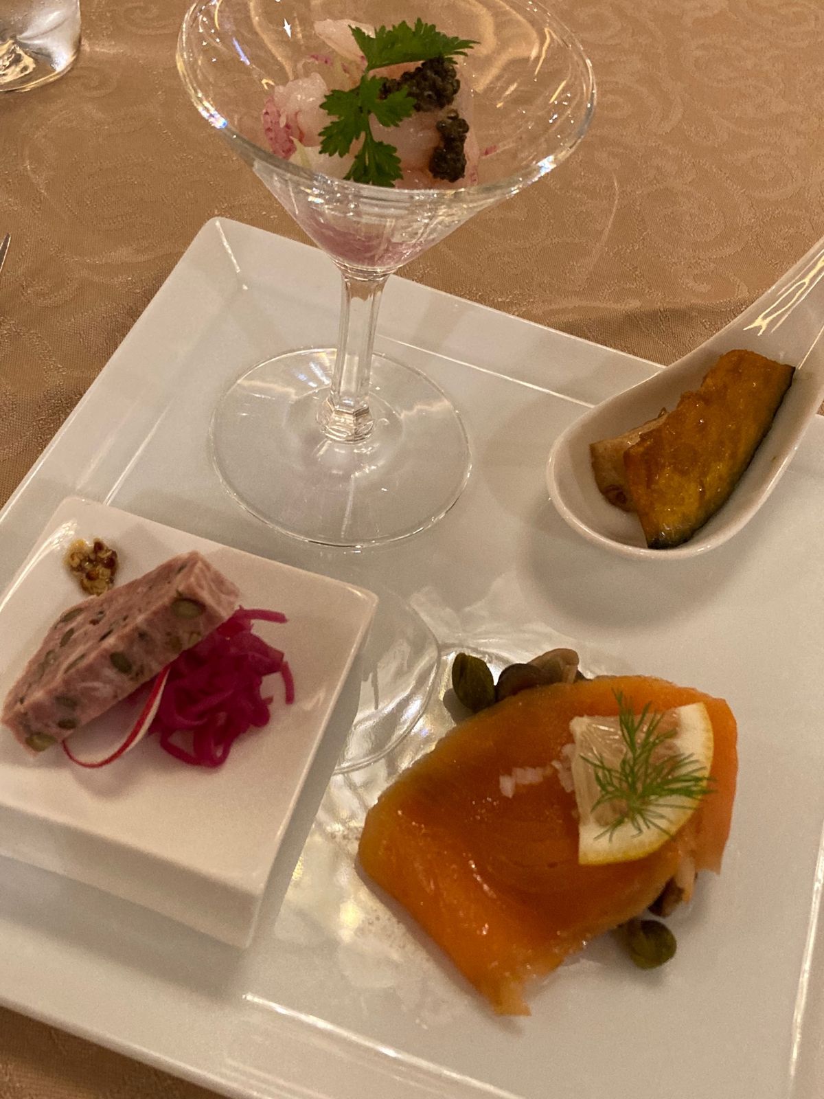 夕食🍽17時半〜と19時45分〜の２回制。
私は１回目でした。