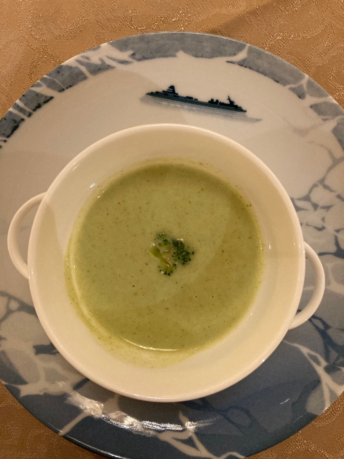 夕食🍽17時半〜と19時45分〜の２回制。
私は１回目でした。