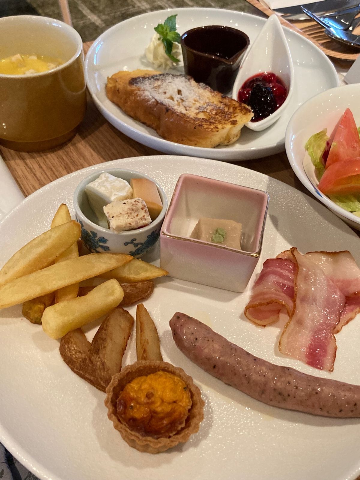 一夜明けて朝食。和食かバイキングか選べたので、バイキングへ。めっちゃ美味し...