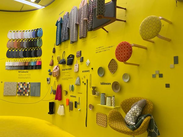 日本・福岡県「ミナ・ペルホネン展」の写真：ドット生地、間近でみたらプックリなってて...