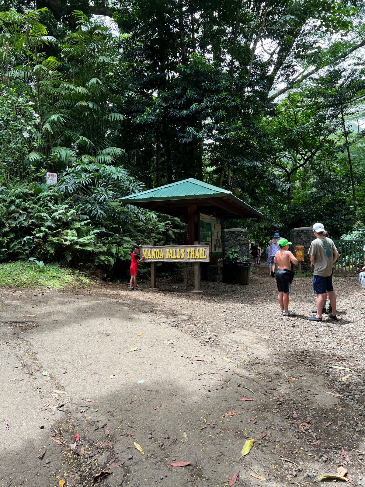 マノアの滝
ようやく観光らしいことをしてきました