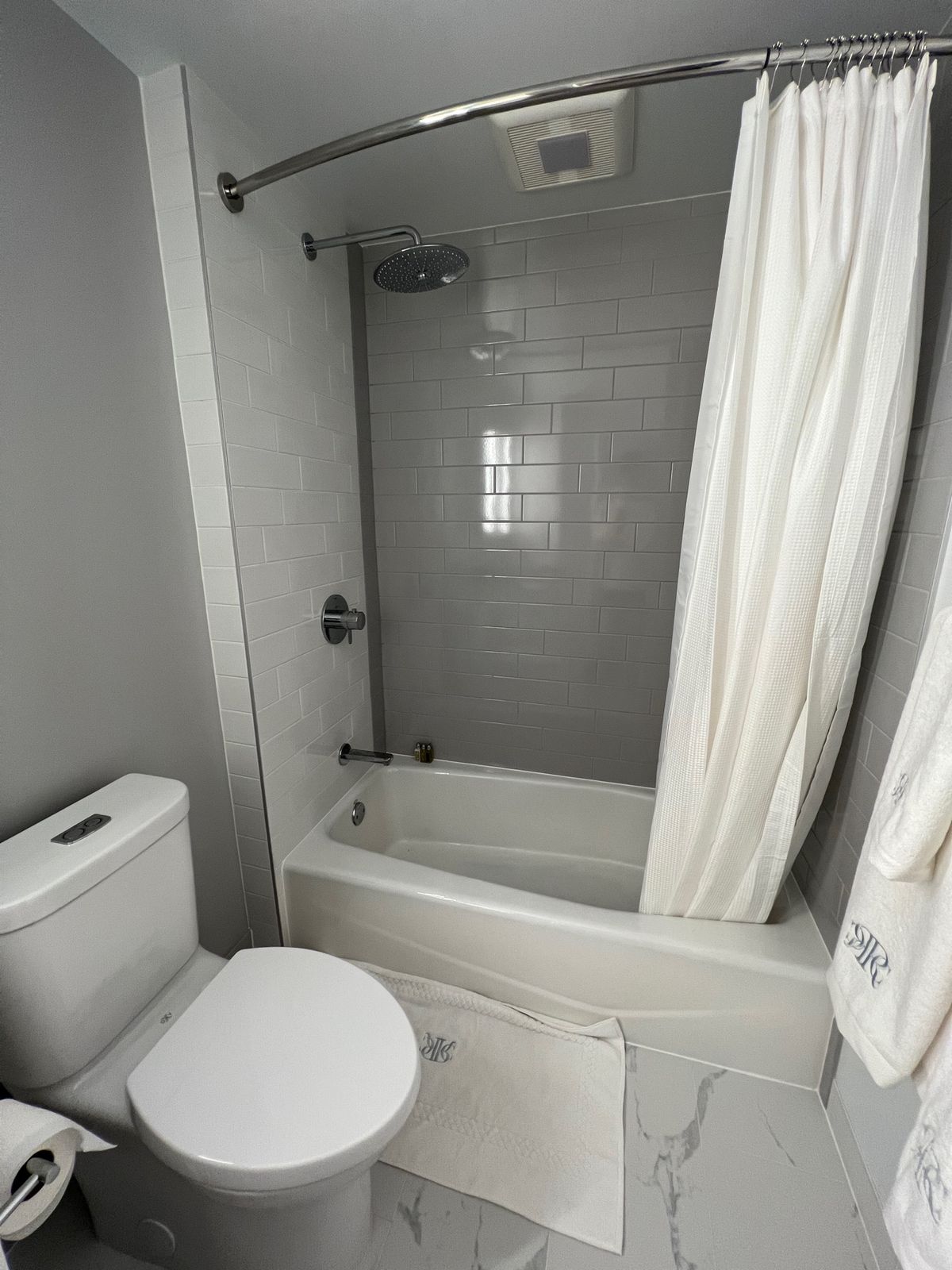 部屋です
コンパクトですがちょっとしたホテルに泊まるよりはいい感じでした👍