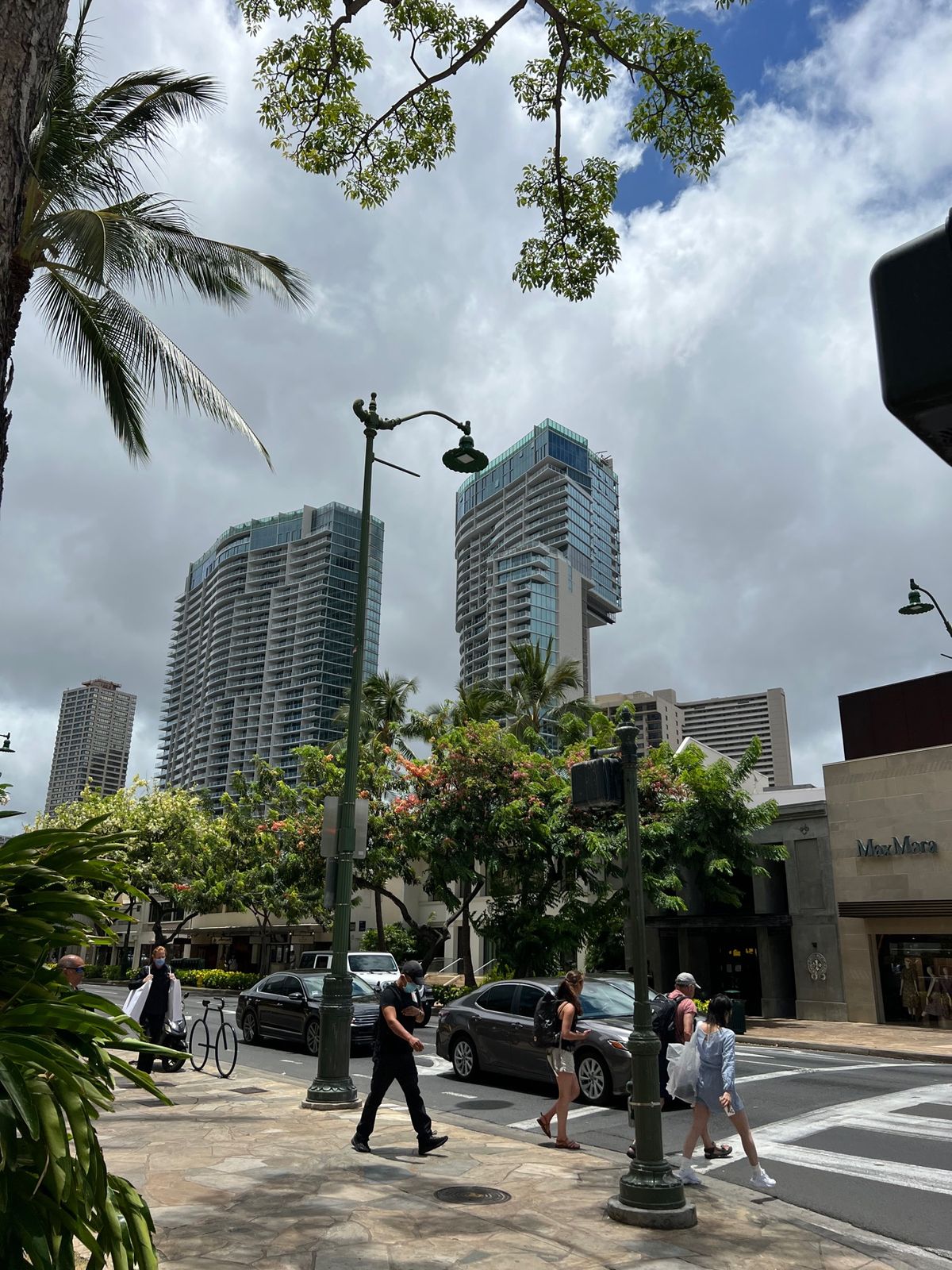 久しぶりのワイキキ。人が戻ってきているようだけど日本人はほとんどいない