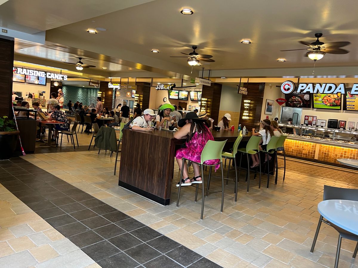 久しぶりのワイキキ。人が戻ってきているようだけど日本人はほとんどいない