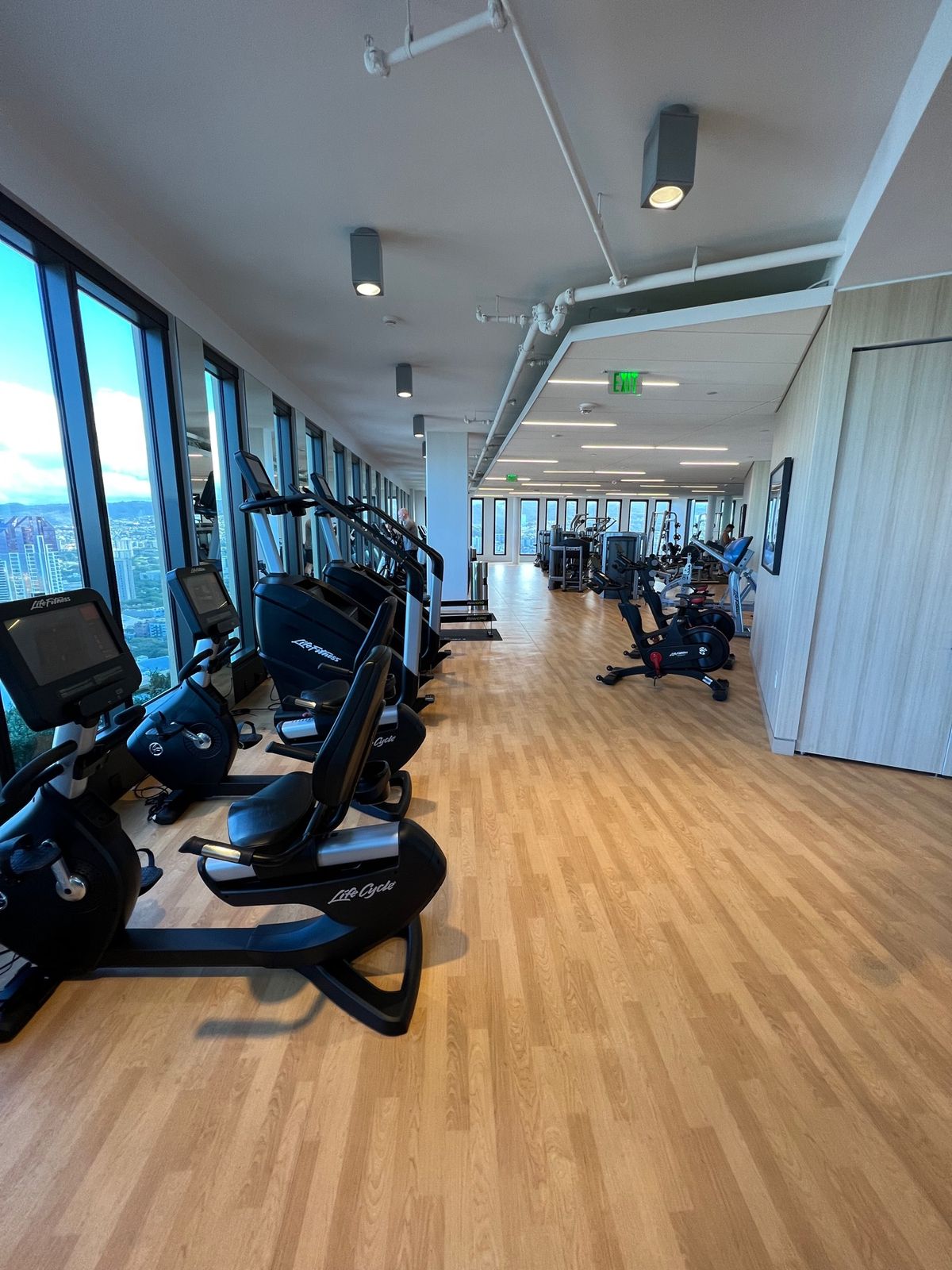 アメニティが42階にあります
スカイデッキ、ラウンジ、ジム