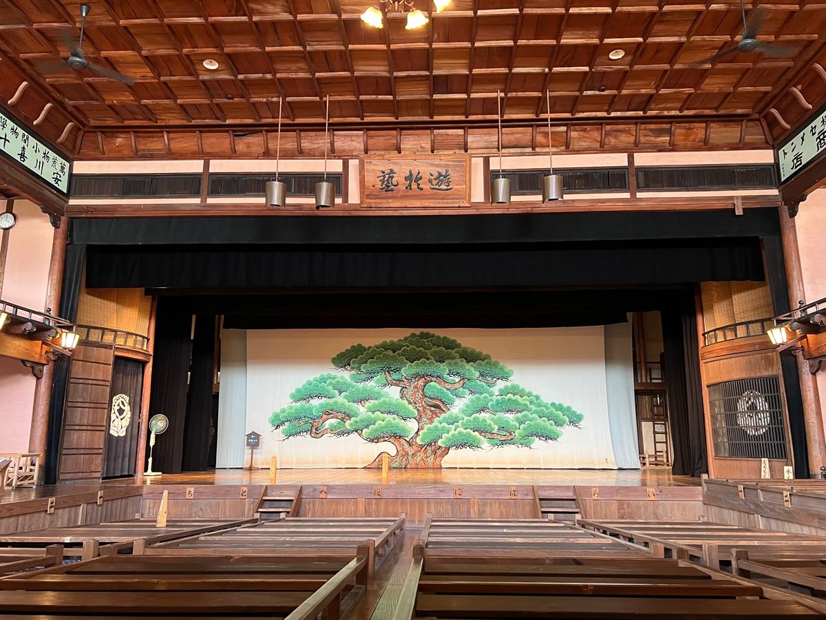 愛媛県内子町
内子座
●内子座の灯籠（？）
●内子座の正面
●内子座の舞台...