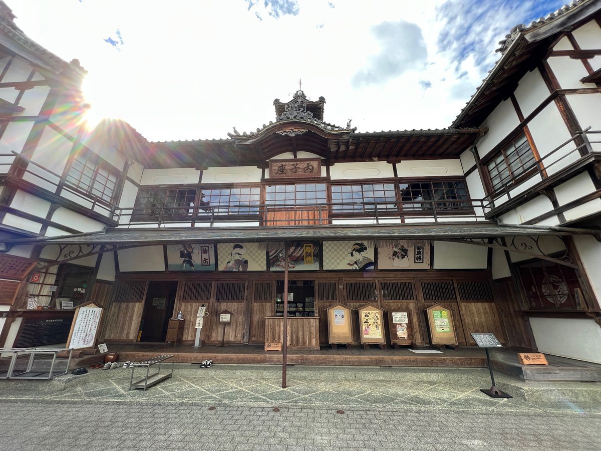 愛媛県内子町
内子座
●内子座の灯籠（？）
●内子座の正面
●内子座の舞台...