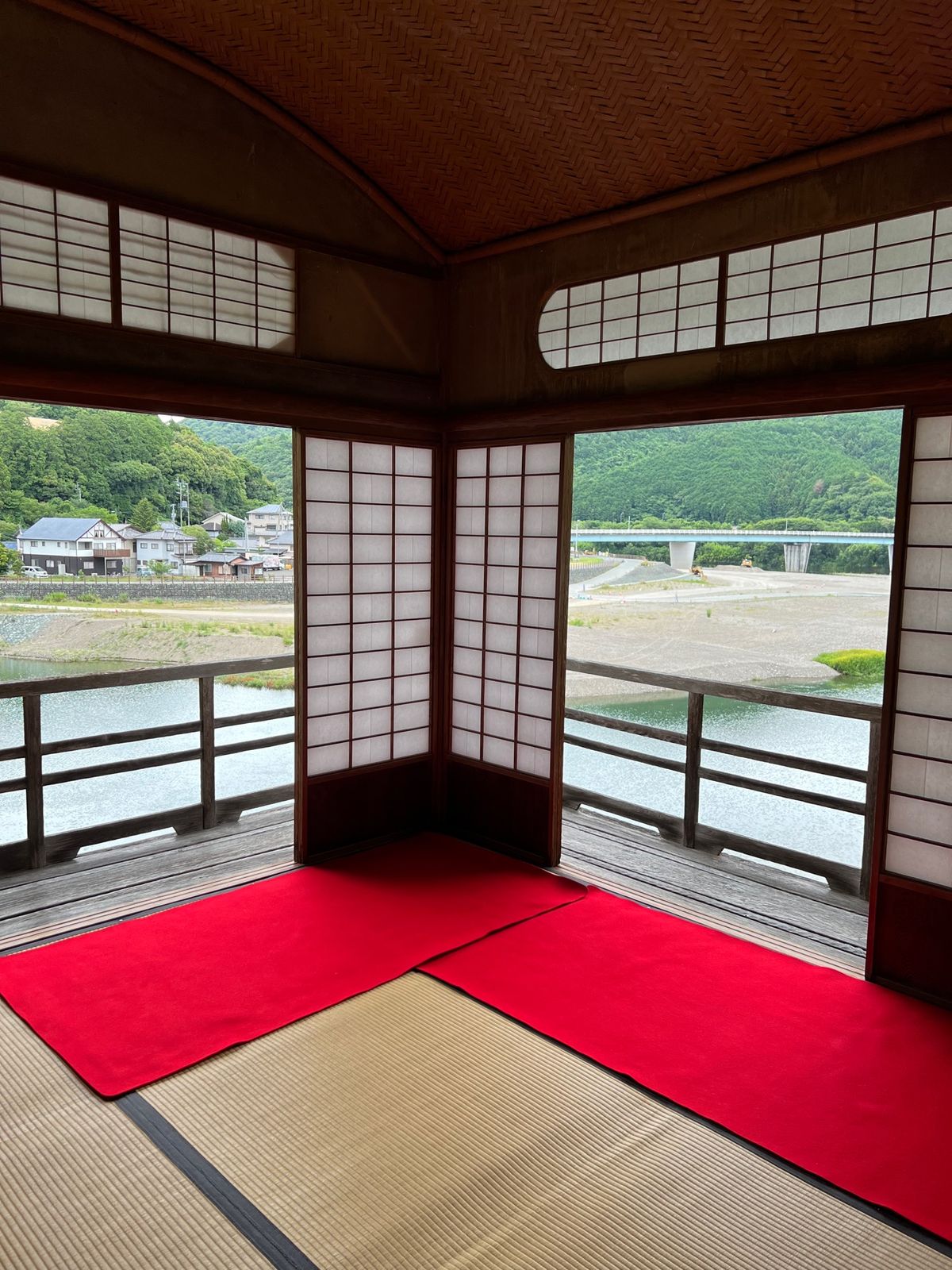 愛媛県大洲市
臥龍山荘
●藁葺き屋根
●肱川に迫り出した茶室
●茶室からの...